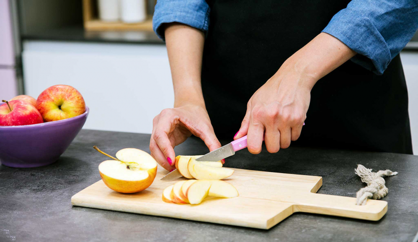 Für den Apfelkuchen mit Quark werden Äpfel in Spalten geschnitten.