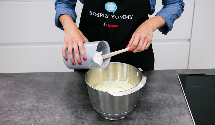 Eischnee wird unter die Füllung vom Apfelkuchen mit Quark gehoben.