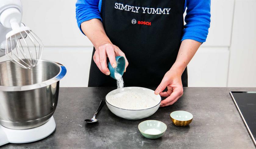 Natron wird in eine Schale mit Mehl gegeben.