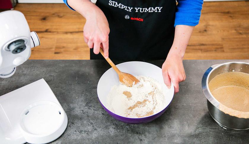 Der Teig für Apfelmusmuffins wird gerührt.