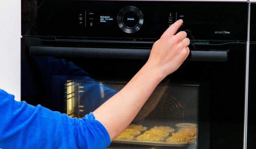 Der Backofen wird eingeschaltet.