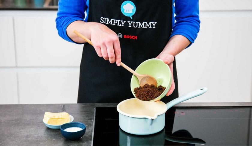 Muscovadozucker wird in einen Topf gegeben.