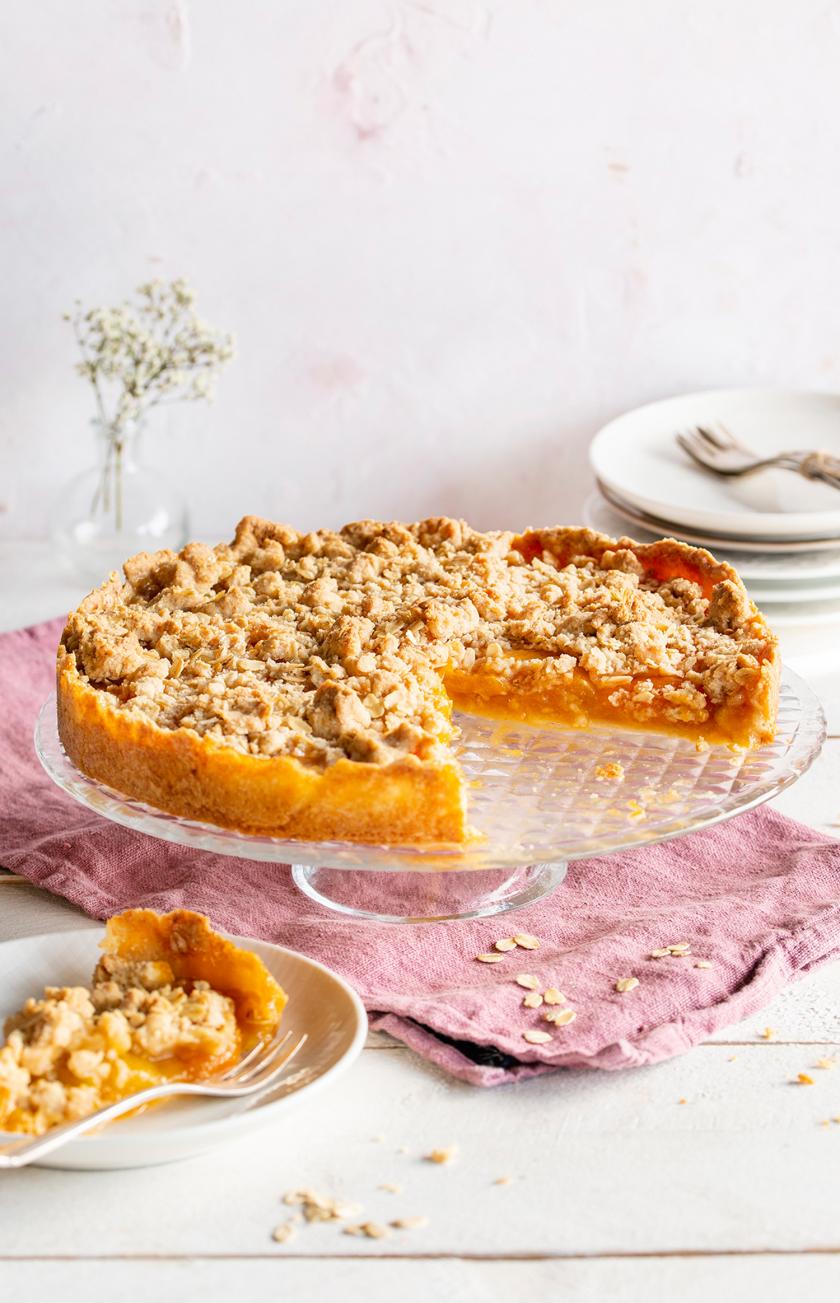 Aprikosenkuchen mit Streuseln und kernigen Haferflocken