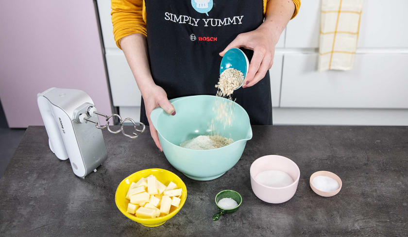 Zutaten für den Boden des Aprikosenkuchen mit Streuseln werden in eine Schüssel gegeben.