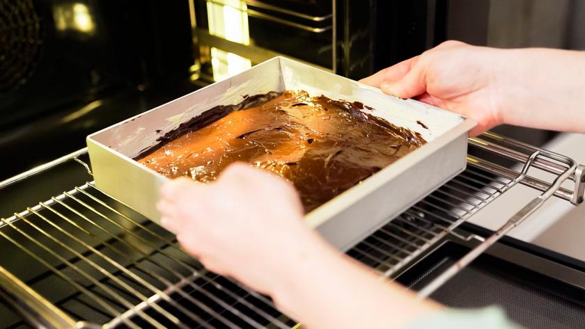Avocado-Brownies werden in den Ofen gegeben.