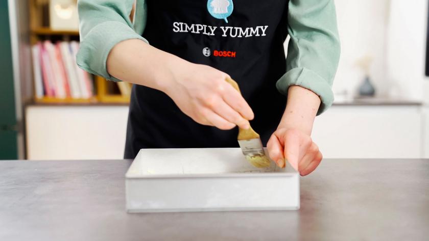 Eine Backform wird eingefettet.