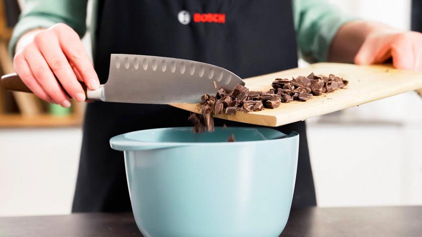 Schokolade wird in eine Rührschüssel gegeben.