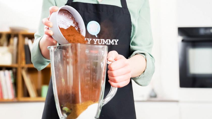 Kakao wird zu den Zutaten für die Avocado-Brownies in einen Mixer gegeben.