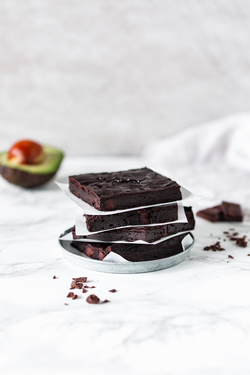 Mehrere Avocado-Brownies übereinander gestapelt auf einem Teller.