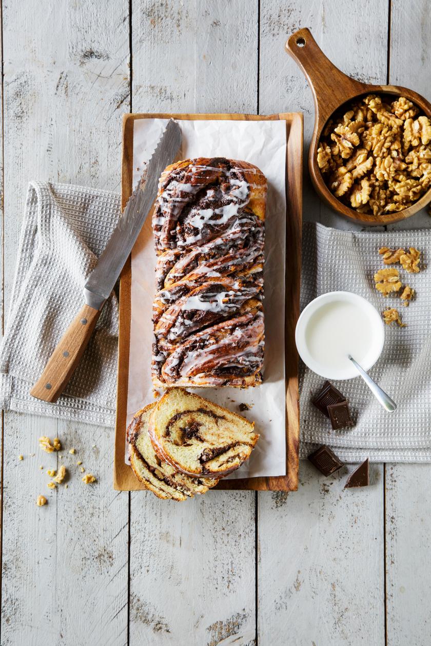 Babka aufgeschnitten auf einem Brett.