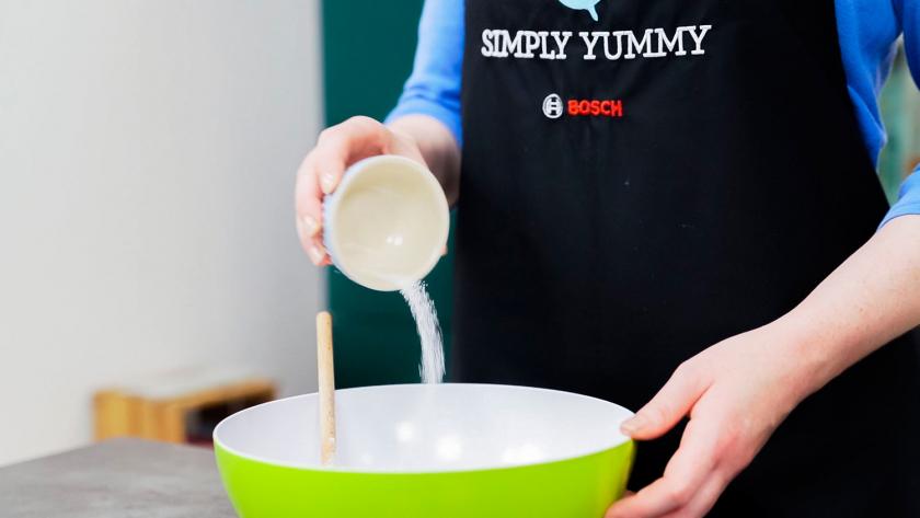 Salz wird in eine Schüssel gegeben.