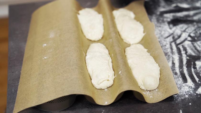 Baguette Brötchen liegen auf einem Baguette-Blech.