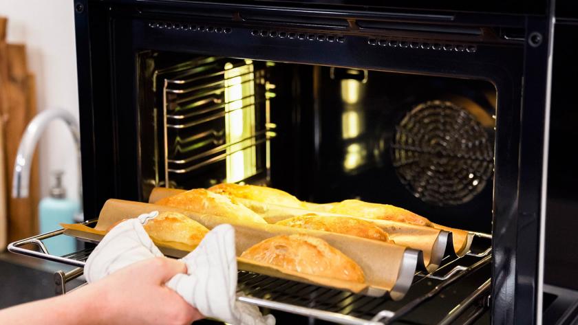 Fertige Baguette Brötchen werden aus dem Ofen genommen.