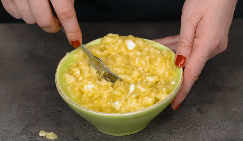 Für das Baked Oatmeal wird Banane mit einer Gabel zerdrückt.