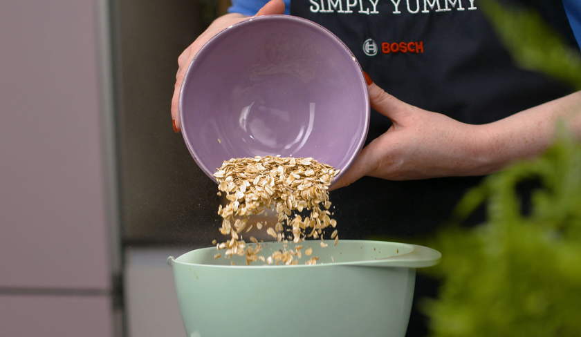 Für das Baked Oatmeal werden Haferflocken in eine Schüssel gegeben.