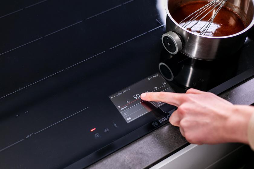 Zuckersirup wird auf einem Herd gekocht.