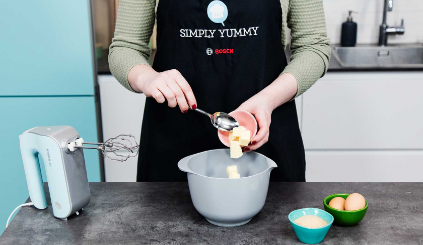 Für das Banana Bread mit Cheesecake-Swirl werden Butter und Zucker in eine Schüssel gefüllt.