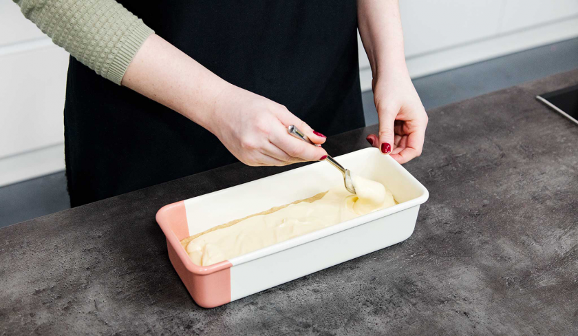 Für das Banana Bread mit Cheesecake-Swirl wird ein Muster mit einer Gabel durch den Teig gezogen.