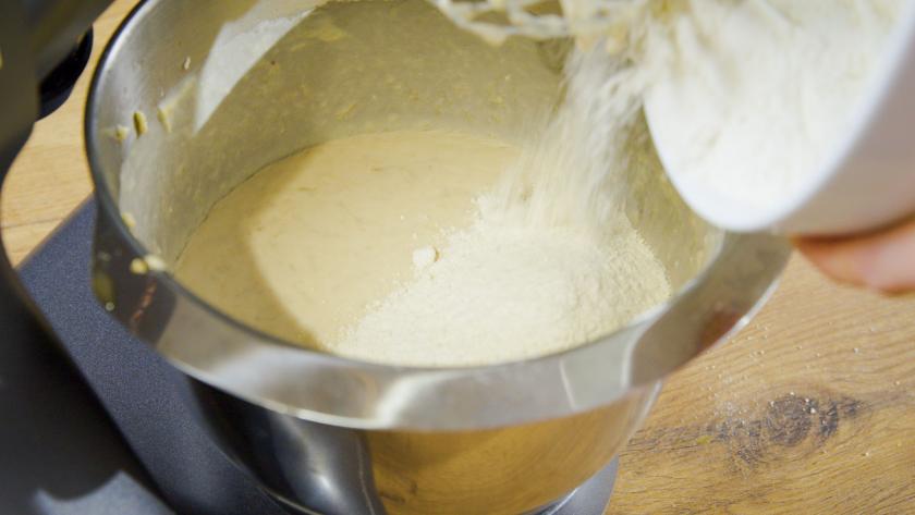 Mehl unter Teig für Bananenbrot rühren
