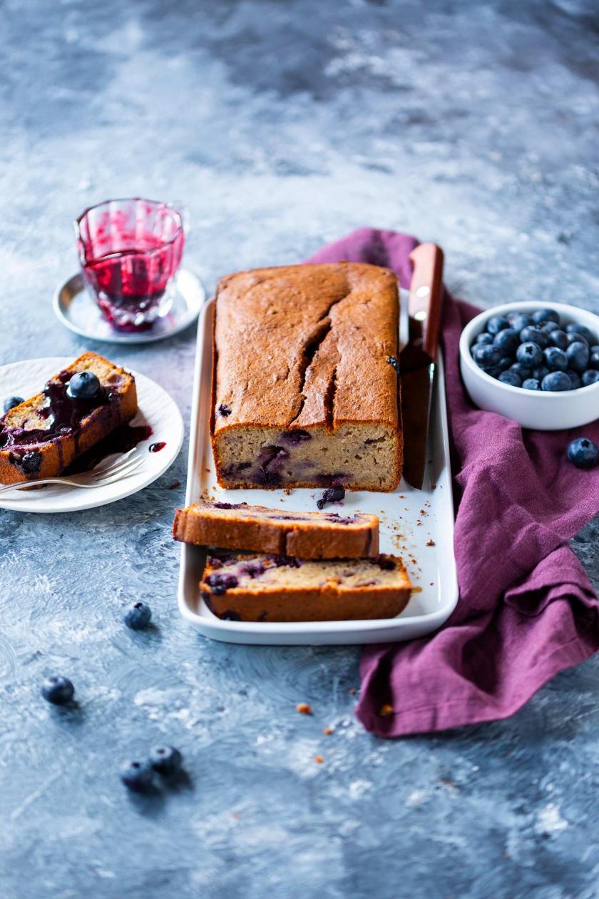Angeschnittener Bananenkuchen mit Blaubeeren