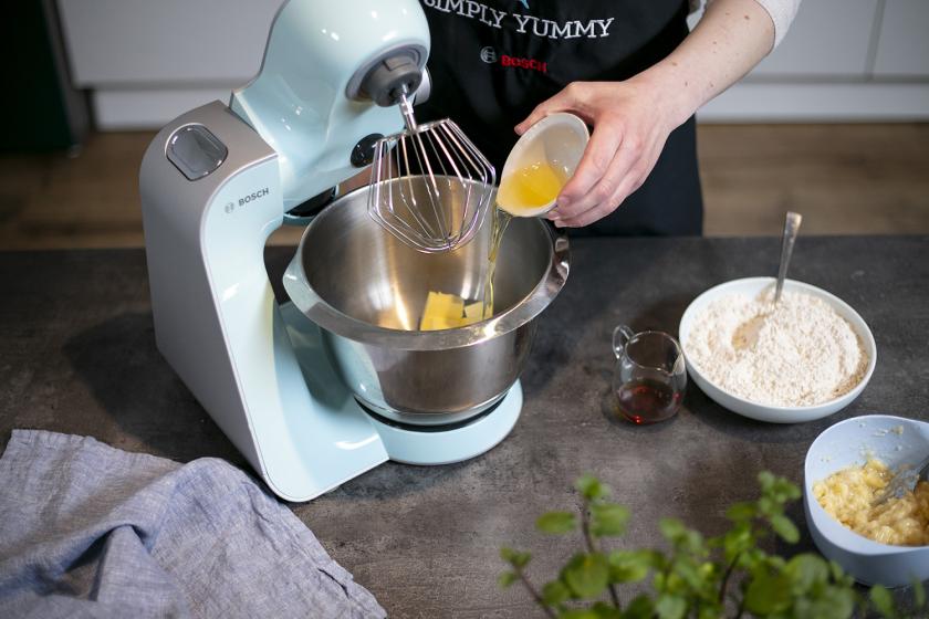 Öl wird zu Butter in die Rührschüssel einer Küchenmaschine gegeben.