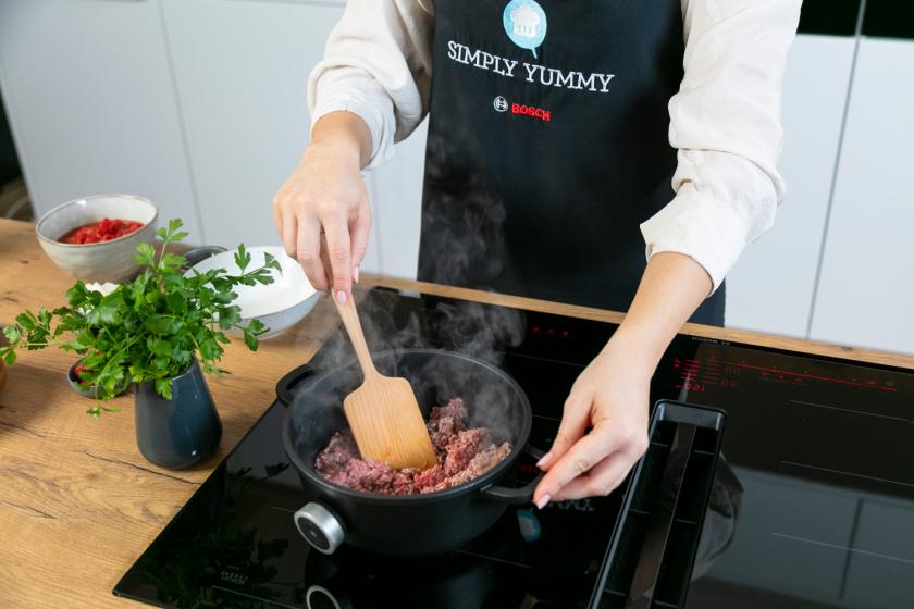 Hackfleisch wird in einem Topf angebraten.