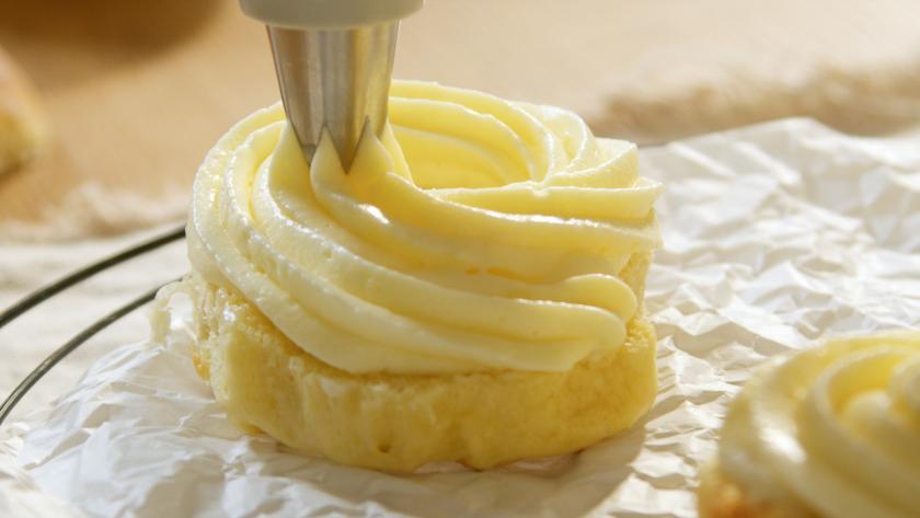 Bienenstich-Berliner werden gefüllt.