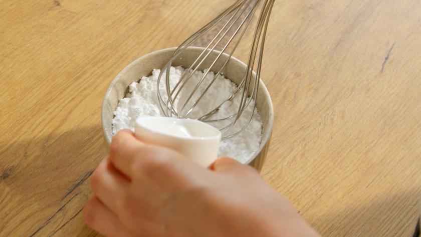 Zuckerguss wird in einer Schale angerührt.