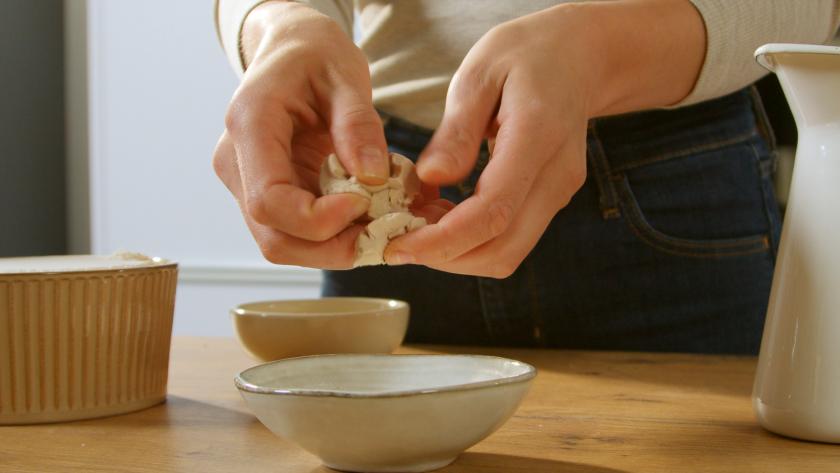 Hefe wird zerbröselt.