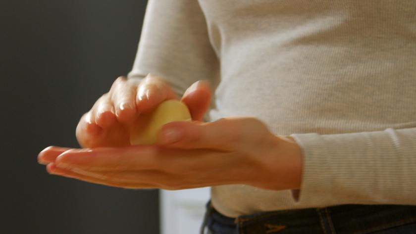 Teig für Bienenstich-Berliner wird zu Kugeln geformt.