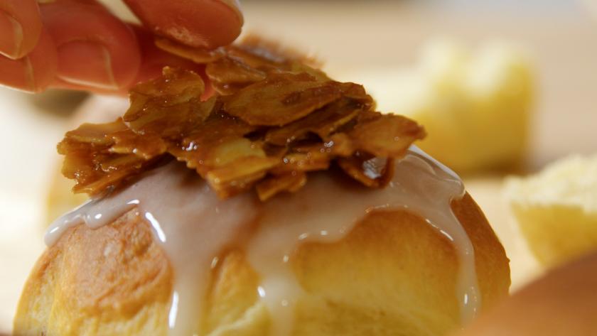 Bienenstich-Berliner mit Mandelkrokant | Simply Yummy
