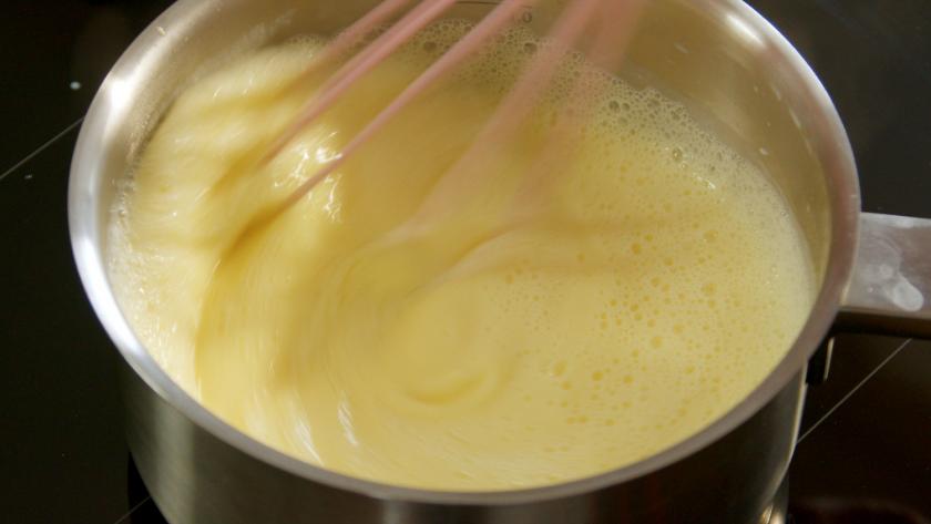 Pudding für die Füllung der Bienenstich-Berliner wird gekocht.