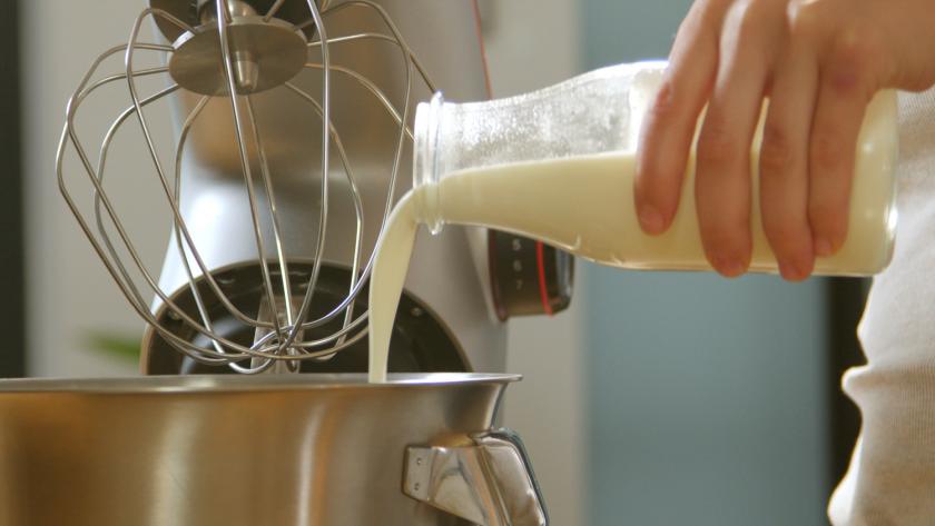 Sahne wird in die Rührschüssel einer Küchenmaschine gegeben.