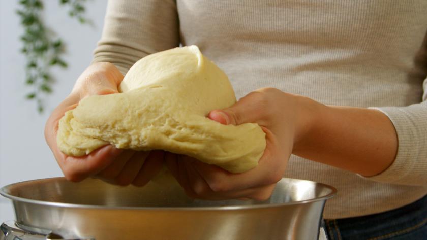 Teig für die Bienenstich-Berliner wird geknetet.