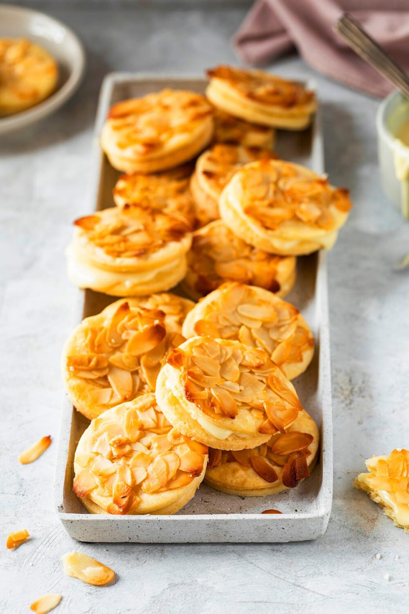 Bienenstich-Kekse mit Schoko-Mandel-Füllung | Simply Yummy