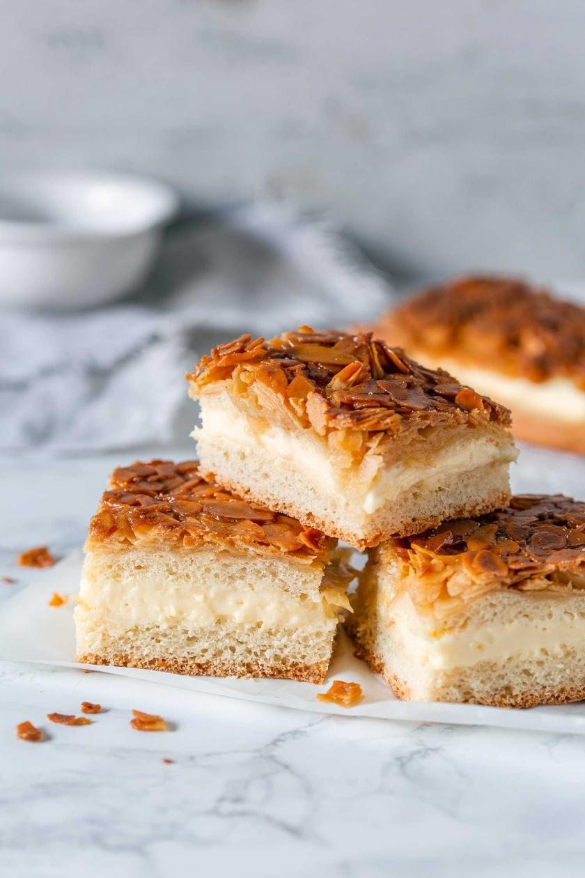 Bienenstich vom Blech saftig und lecker | Simply Yummy