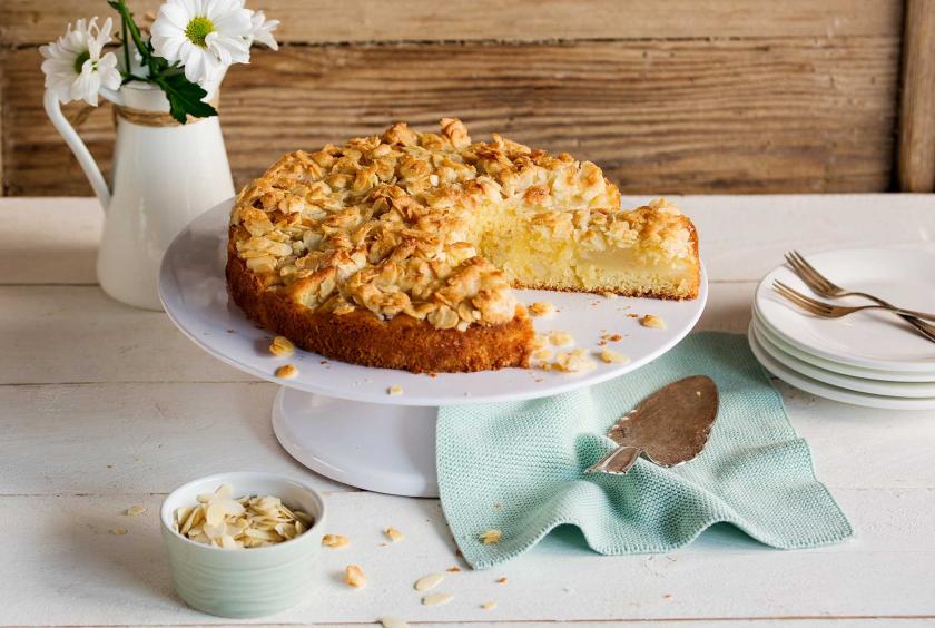 Birnenkuchen mit Knusperkruste auf einer Etagere angeschnitten.