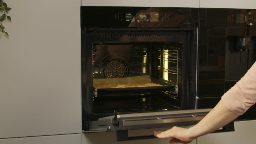 Biskuitrolle Schoko-Banane wird im Ofen gebacken.