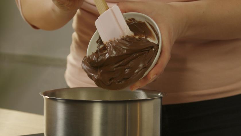 Nutella wird in einen Topf gegeben.