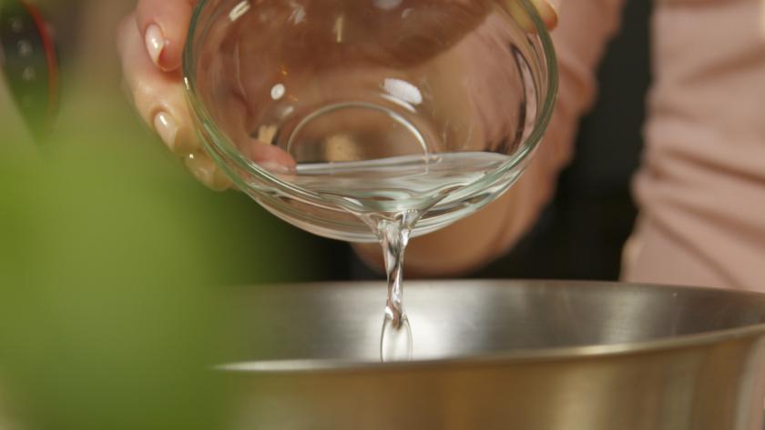 Wasser wird in eine Schüssel gegeben.