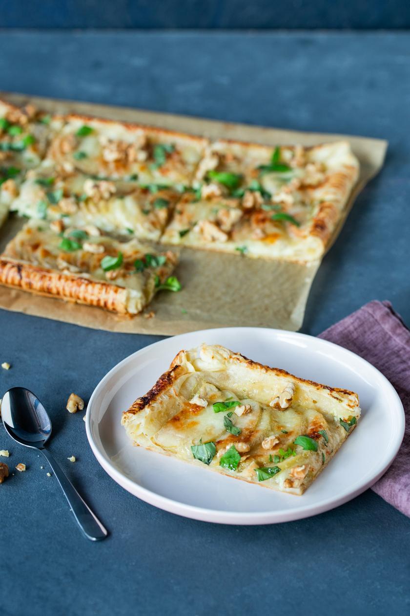 Blätterteig-Tarte abgeschnitten auf einem Blech.