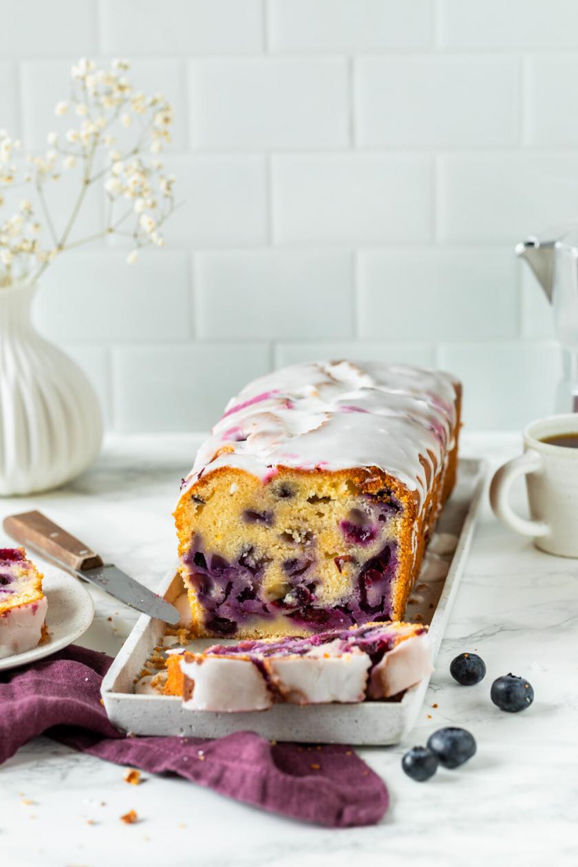 Blueberry Joghurt Bread angeschnitten auf einem Kuchenteller