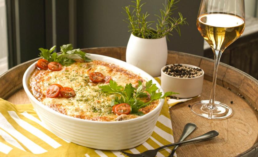 Auflaufform mit Blumenkohlauflauf mit Hackfleisch und Käsekruste