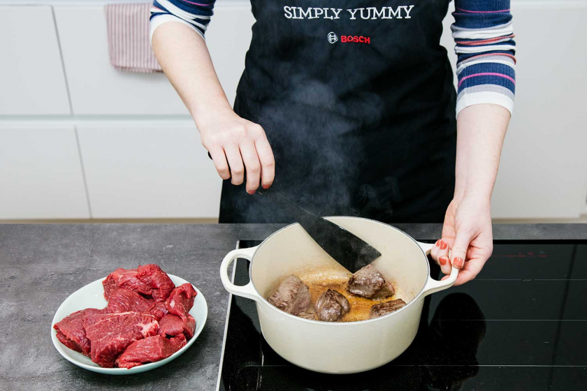 Das Fleisch für Boeuf Bourguignon wird im Bräter angebraten.