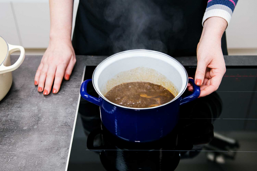 Die Soße für Boeuf Bourguignon wird in einem Topf aufgekocht.
