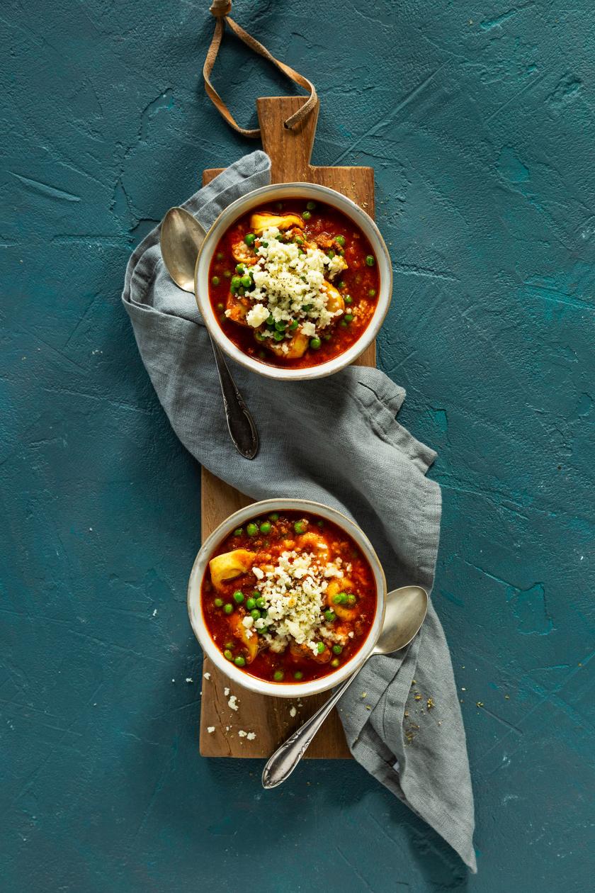 Bolognese-Suppe mit Tortellini und doppelt Käse