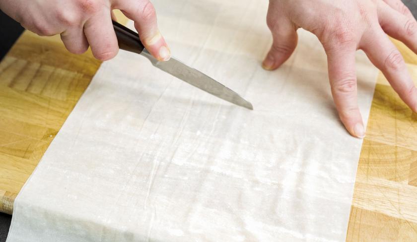 Für  die Bolognese-Törtchen mit Knusperteig wird Filoteig in Stücke geschnitten.