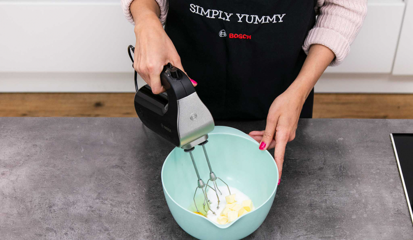 In einer Schüssel wird der Teig für den Bounty Kuchen mit einem Mixer gerührt.