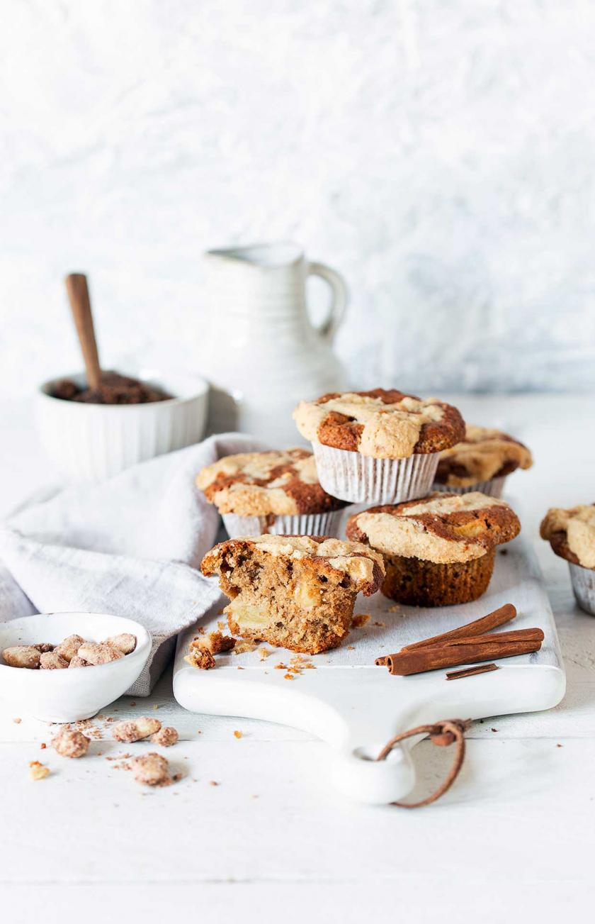 Mehrere Bratapfelmuffins auf einem Brettchen.