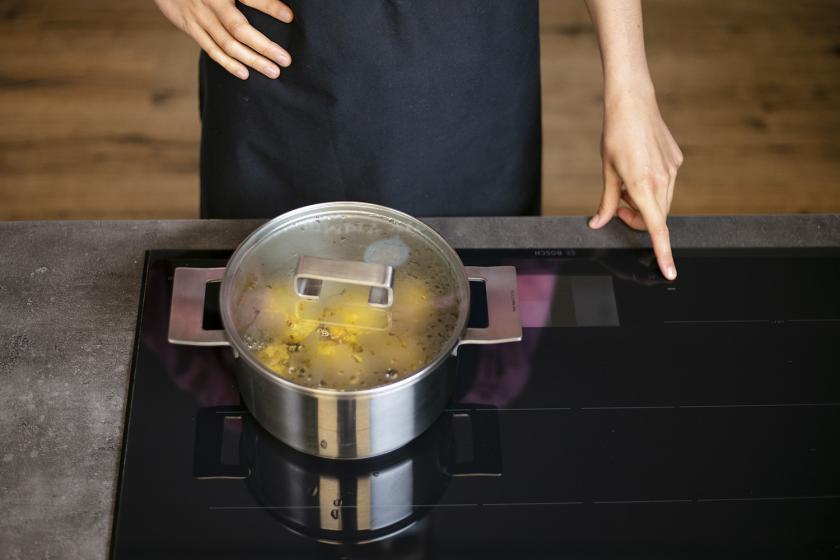 Pellkartoffeln werden in einem Topf gekocht.